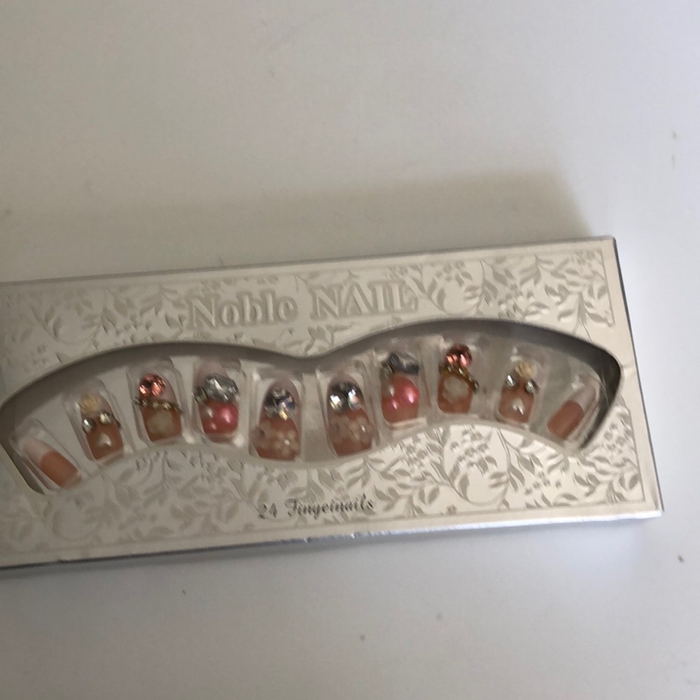 Set of 24 fingernails by Noble Nails.